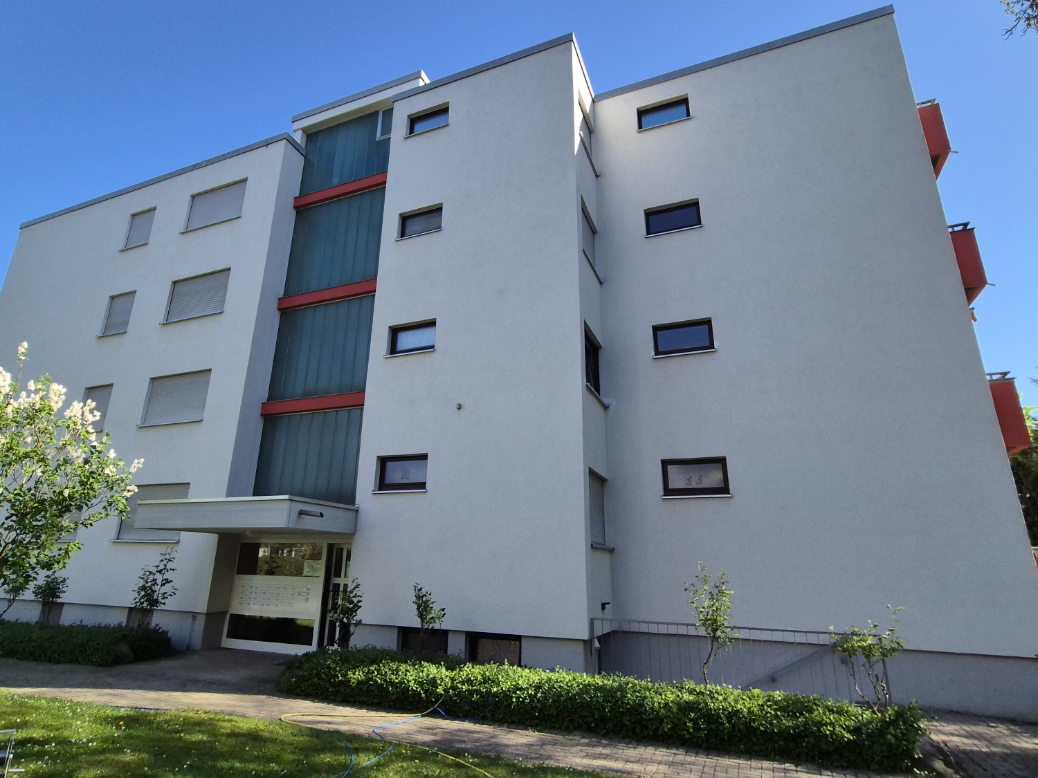 Dieselbe Wohnanlage nach der Reinigung, die Fassade ist wieder weiß