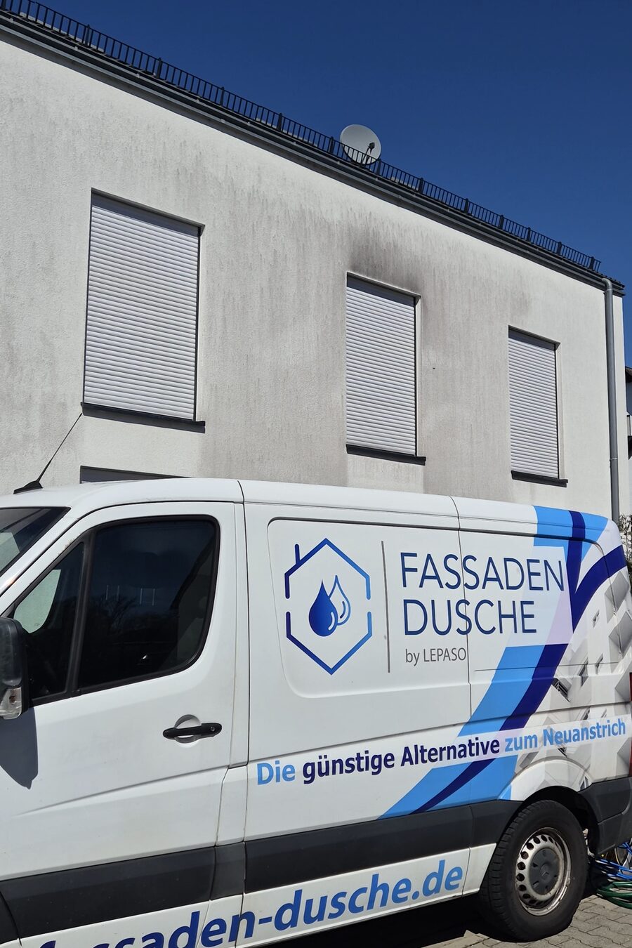 Fassade über der Zufahrt vor der Reinigung
