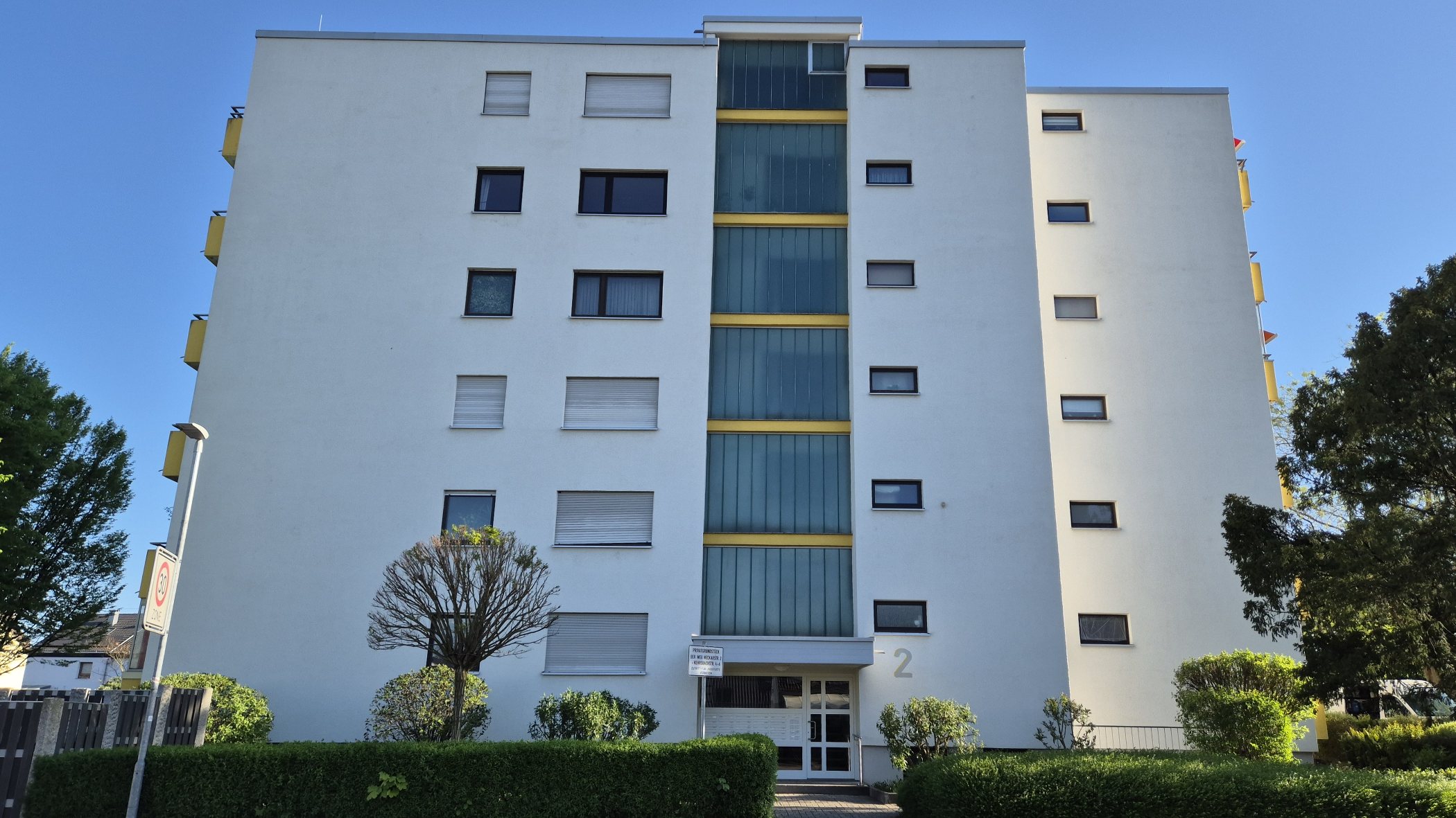 Dieselbe Wohnanlage nach der Reinigung, die Fassade ist wieder weiß